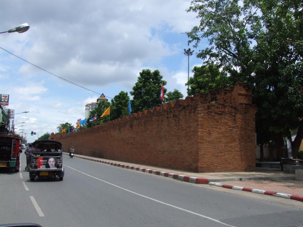 Baan Klang Vieng Hotel Chiang Mai Exterior foto