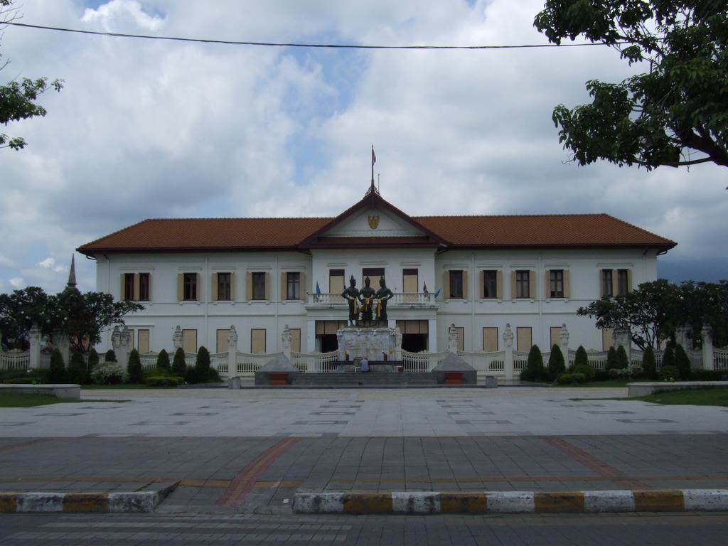 Baan Klang Vieng Hotel Chiang Mai Exterior foto